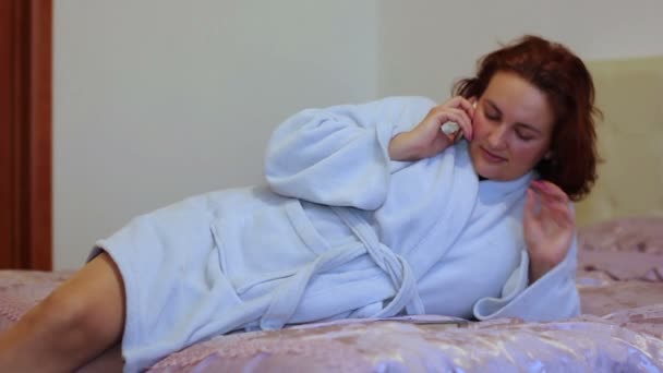 Telefonla konuşurken ev kadını — Stok video