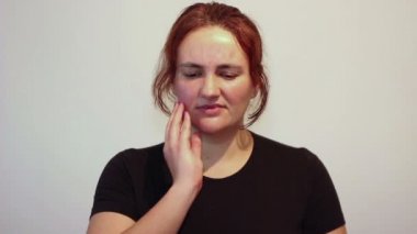 Kadın diş ağrısı çekiyor.