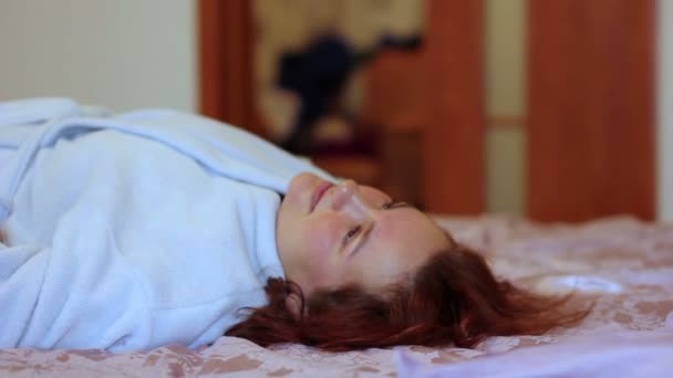 Женщина расслабляется дома, падает на диван — стоковое видео