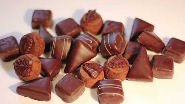 Schokoladenbonbons verschwinden vom Tisch — Stockvideo