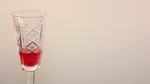 Vin hälla i ett glas själv — Stockvideo