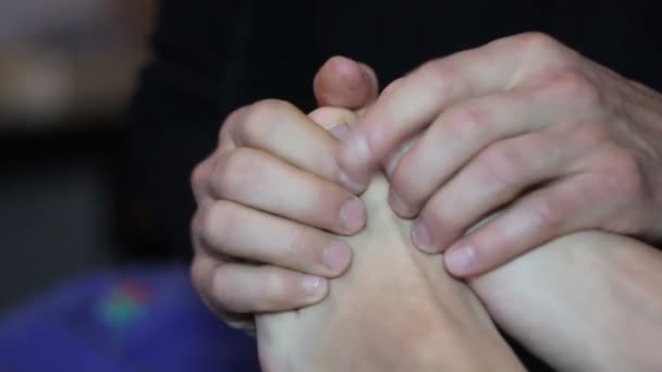 Hombre masaje mujer pies — Vídeos de Stock