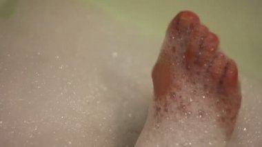 Banyodaki kadın ayakları