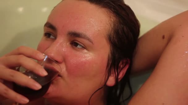 Mulher Relaxante em um banheiro — Vídeo de Stock