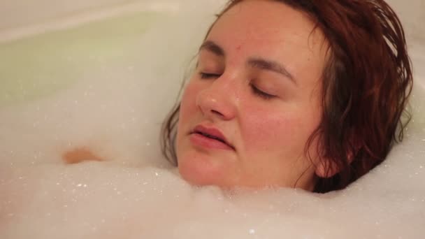 Женщина отдыхает в ванной комнате — стоковое видео