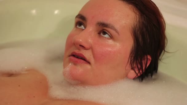 Kvinnan avkopplande i ett badrum — Stockvideo