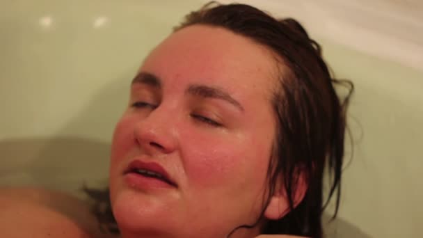 A fürdőszobában pihentető nő — Stock videók