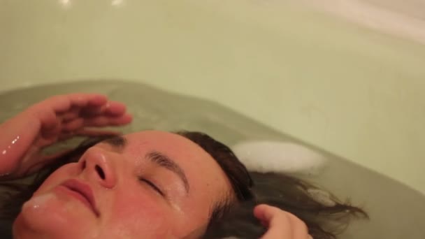 Femme se détendre dans une salle de bain — Video