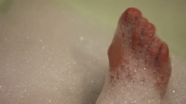 Женские ноги в ванной комнате — стоковое видео