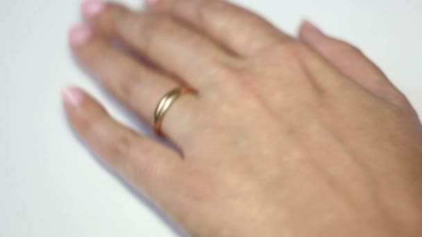 Mujer quitándose el anillo de bodas y dejarlo solo Mesa — Vídeos de Stock