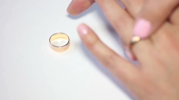 Toma de anillo de boda y poner cerca de otro — Vídeos de Stock