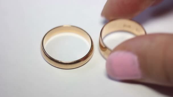 Tomando un anillo de boda Otra izquierda a solas — Vídeo de stock