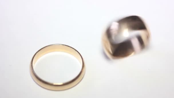 Un anillo de boda rodando cerca de otro — Vídeos de Stock