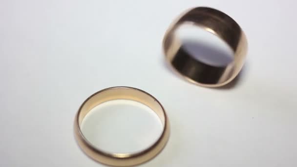 Un anillo de bodas girando y dejando otro — Vídeos de Stock