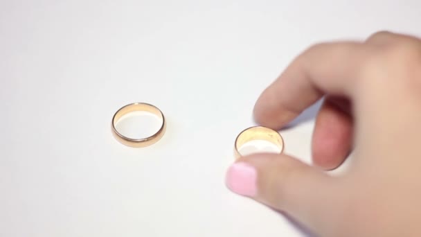 Dejando anillo de bodas en la mesa — Vídeo de stock