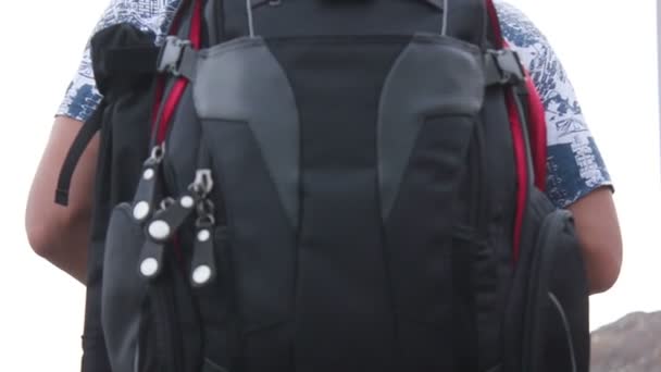 Backpacker auf Abenteuerreise — Stockvideo