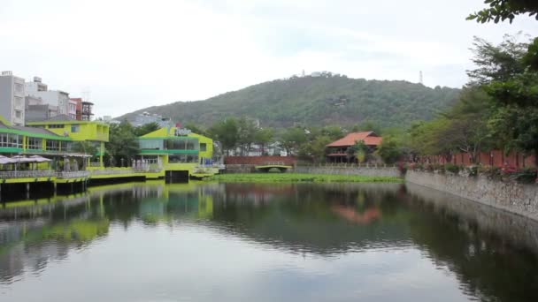 Lugar turístico con lago en Vietnam — Vídeos de Stock