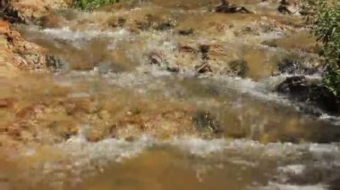 Küçük nehir sarı su