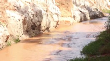 Sarı akışı arasında kum uçurumlar