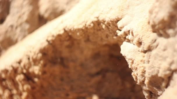 从悬崖上浇注的沙子 — 图库视频影像