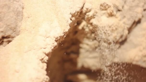 Пісок ллється з обриву — стокове відео