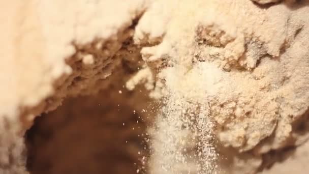 Du sable coulant de la falaise 