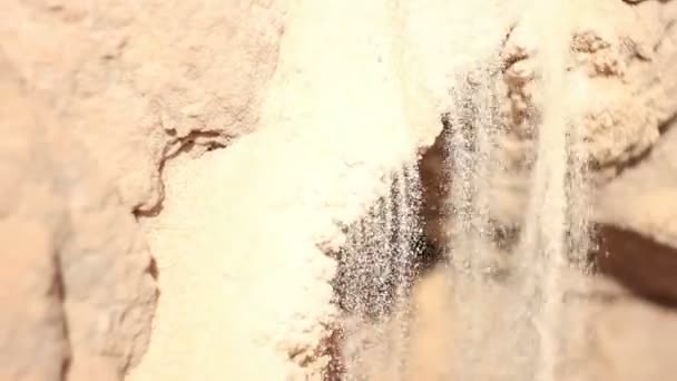 Sand hälla från klippan — Stockvideo