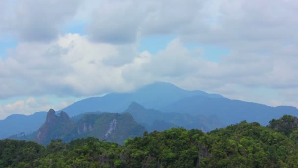 Nuvens sob as montanhas — Vídeo de Stock