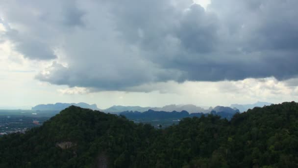 Regenwolken onder de bergen time-lapse — Stockvideo