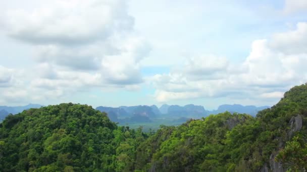 Sol juega sin det las montañas — Vídeos de Stock