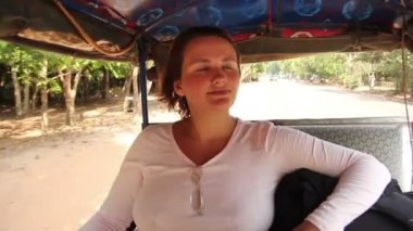 Tuk Tuk Asya Bölgesi seyahat klipte sürme kadın