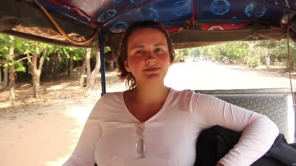 Bella donna in viaggio in taxi Asia — Video Stock