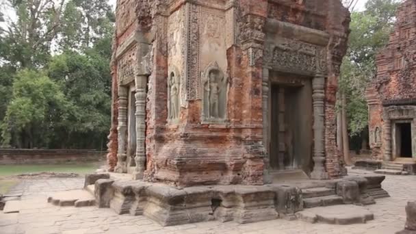 Bakhong tempel Roluos groep Siem Reap Cambodja — Stockvideo