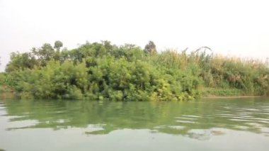Mekong Nehri tarafından tekne sürme