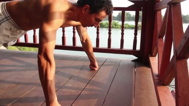 Hombre haciendo push ups en la terraza — Vídeos de Stock