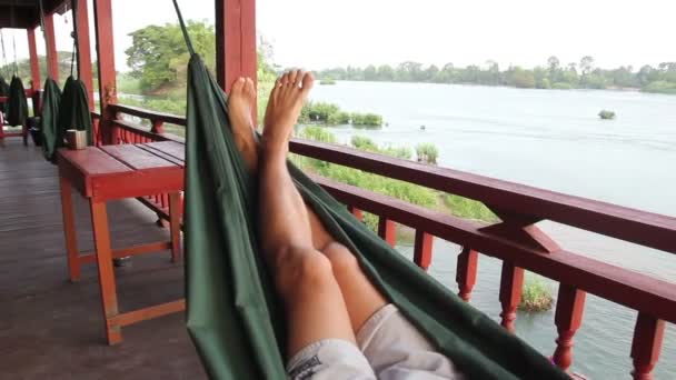 Чоловічий ноги в гамаку — стокове відео