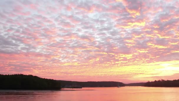 Sunrise під річки Sunrays на хмари — стокове відео