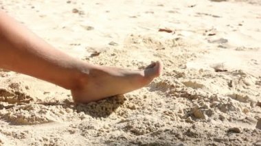 Kadın ayakları kum plaj