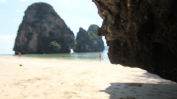 Hermosa playa de Tailandia con rocas Krabi — Vídeos de Stock