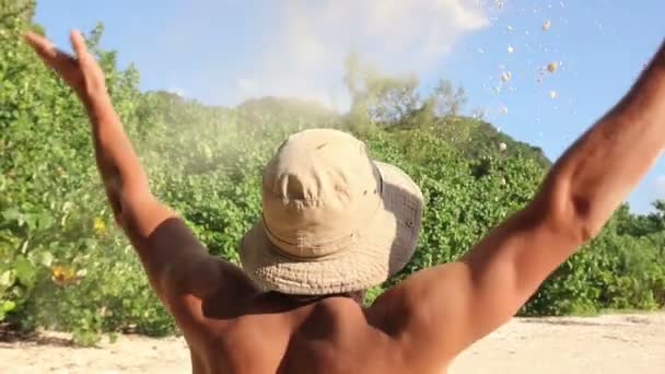 Man overgeven zand op het strand — Stockvideo