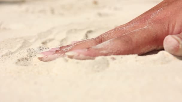 Weibliche Hand berührt weißen Sand — Stockvideo