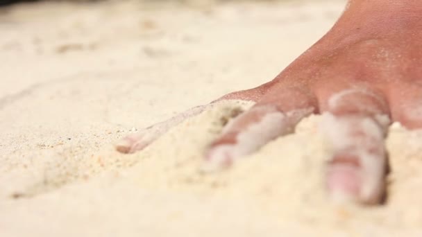 Weibliche Hand berührt weißen Sand — Stockvideo