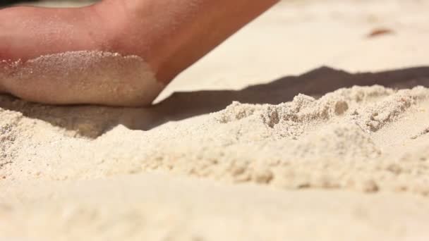 Weibliche Hand berührt weißen Sand — Stockvideo