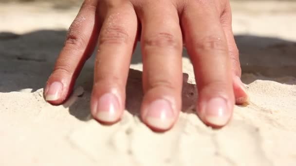 Weibliche Hand berührt weißen Sand — Stockvideo