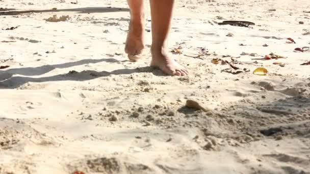 Jambes féminines jouent avec le sable sur la plage — Video