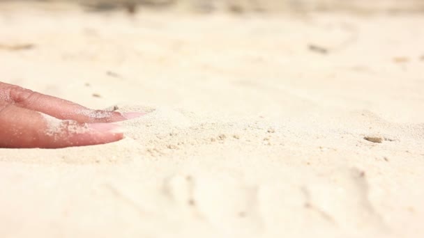 女人手里的海滩沙子 — 图库视频影像