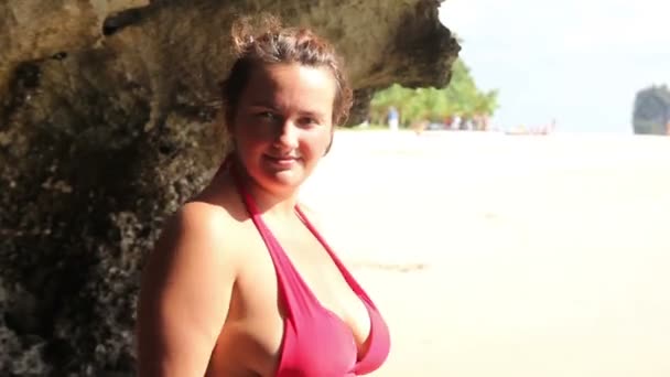 Mujer en Bikini Tomando Sombrero de Playa — Vídeos de Stock