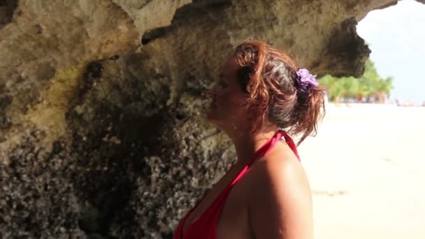 Mujer en Bikini poniéndose el sombrero de playa — Vídeo de stock