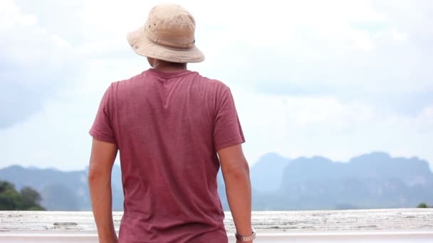 Man Looking at Beautiful Nature of Mountains — Stock videók