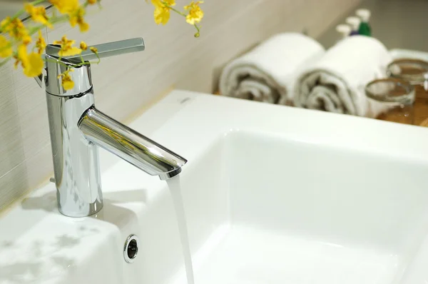 Toallas en el baño. Cuarto de baño interior — Foto de Stock